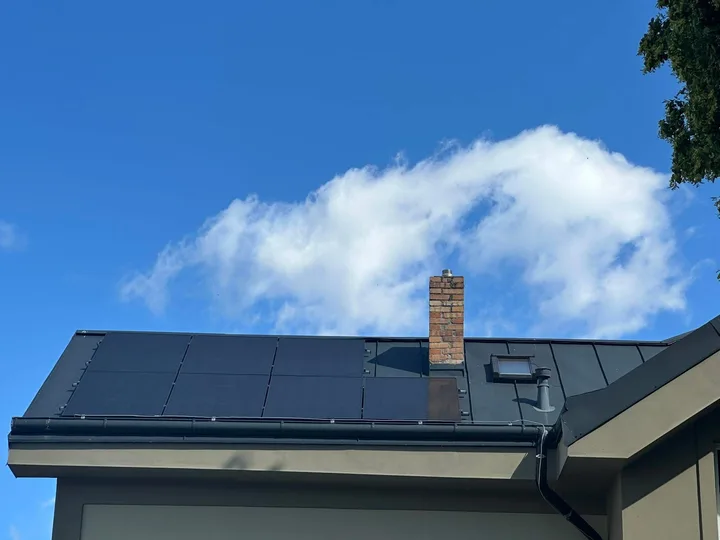 Fotovoltaické panely a solární ohřev vody na falcované střeše rodinného domu